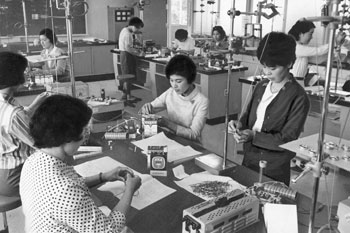 昭和４４年６月、小学校の女教師たちが県教育センターの電気教室で弱電気の勉強。紙面は「“おなご先生”たちは電気の知識、生物の解剖など、もっぱら理科学習の“実際と応用”の手ほどきを受けた。新しい時代の教師は教えるだけでなく、自らもまた学ぶ」と伝えている。