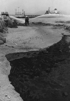 昭和４４年１０月、喜入町（現鹿児島市）の日石喜入基地で、陸上のパイプ施設から原油２０トン余りが基地内に噴出、そのうち５トンほどが海面に流れ込むという事故が起きた。紙面は「同基地はろう油回収船などで油中和剤を投下し回収に努めたほか、オイルフェンスを張り、海上汚染をくい止める作業を続けた」と報じている。