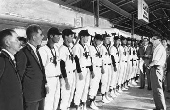 昭和４５年、鹿児島商工（現樟南）が夏の甲子園に初出場。ナインは伊勢高野連会長などから激励をうけ、甲子園へ向けて出発した。紙面は「西鹿児島駅（現鹿児島中央駅）のプラットフォームに並んだ鹿商工ナインは、見送りの学友、父兄などの人がきのなかで、緊張しながらもファイトをたぎらせていた」と報じている。