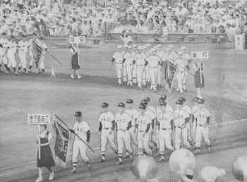 昭和４５年８月８日、全国高校野球選手権大会が甲子園球場で開幕。「鹿児島商工の選手が堂々と行進する姿に、尼崎鹿県人会、鹿商工ＯＢなど約５００人の郷土出身者から一斉に拍手がわき起こった」と紙面は報じている