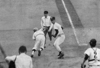 昭和４５年夏の全国高校野球選手権第１日、鹿児島商工は０－２で江津工（西中国代表）に敗れ、初陣を飾れなかった。紙面は「鹿商工の上水流投手、江津工の三沢投手の投げ合いとなる好試合。鹿商工は４回表、２死一、三塁のチャンスをものに出来ず、８回裏に力投していた上水流投手がつかまり２点を入れられて敗戦となった」と伝えている。