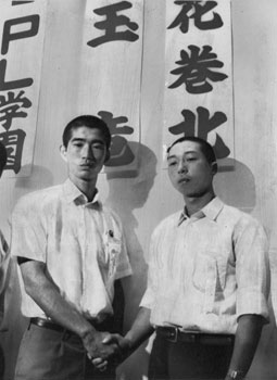 昭和４６年８月、全国高校野球選手権の組み合わせ抽選会があり、鹿児島代表の鹿玉竜は花巻北（北奥羽代表）との対戦が決まった。当時の紙面は「鹿玉竜と花巻北はよく似たチームで共通点がある。どちらも“１回戦突破”が合言葉で、おもしろい試合展開にないそうだ」と報じている。