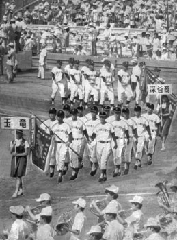 昭和４６年８月７日、全国高校野球選手権大会の開会式が行われた。紙面は「鹿児島玉竜チームは山元主将を先頭に行進。全国の精鋭にもひけをとらない精悍（せいかん）な表情で、スタンドを埋めた大観衆の拍手をあびた」と伝えている。