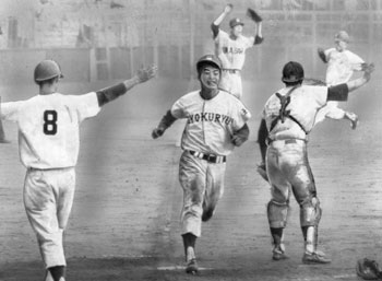 昭和４６年夏の全国高校野球選手権大会第６日、鹿児島玉竜が今治西（北四国代表）に６－４で逆転勝利し、ベスト８入りを果たした。当時の紙面は「鹿玉竜は８回表に追いついたが、裏に１点離される。土壇場の最終回、打者一巡の猛攻で３点リードし、追撃を振り切って勝った」と伝えている。