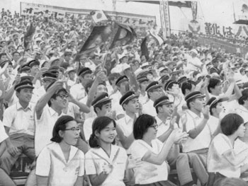 昭和４６年夏の全国高校野球選手権２回戦で、鹿児島玉竜の逆転に総立ちで喜ぶ応援団。紙面は「鹿玉竜と今治西の準々決勝進出をかけた激闘に、一塁側の応援席は声も枯れんばかりの大声援。鹿玉竜ナインの粘り勝ちに熱狂した」と報じている。