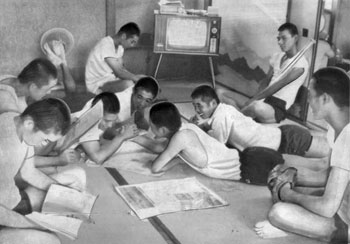 昭和４６年８月、ベスト８進出を決めた翌日、旅館で新聞を読みながらくつろぐ鹿児島玉竜の選手たち。「今治西との対戦を『ねばりと闘志の大逆転』と大きな活字で報じた各新聞をじっくりとかみしめるように読んだ」と紙面は報じている。