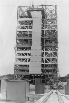 昭和５０年、種子島宇宙センター大崎射場にＮロケットの整備塔が完成。紙面は「塔は技術試験衛生打ち上げ用ロケットの組み立て、整備、発射台への据え付けに使われる。高さ５５メートル、間口２６メートル、奥行き２５メートルで４０の車輪を持つ台車上に組み立てられ、発射台までロケットを運ぶ自走式」と報じている。