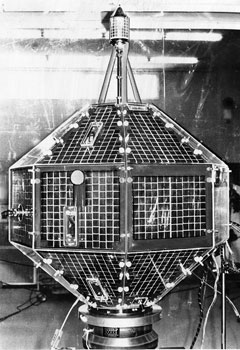 宇宙開発事業団が公開した昭和５０年秋に初めて打ち上げた人工衛星（正式名称・技術試験衛星１型「ＥＴＳ１」）。紙面によると衛星は二十六面体で直径８０センチ、重さ８５キロ。「表面には太陽電池素子板が張ってあり、電池、伸展アンテナを内蔵する。打ち上げ時の環境の測定などの役目を果たす」と伝えている。