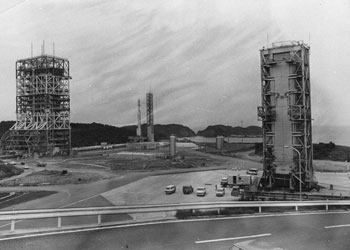 昭和５０年５月、大崎射場のロケット整備塔など諸施設が完成。宇宙開発実業団はこの諸施設を地区住民などに公開した。紙面は「これでＮロケットを打ち上げるのに必要な諸施設は整った。これから秋の打ち上げに向けて、打ち上げリハーサルに入る」と報じている。
