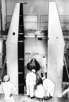 昭和５０年８月２０日、宇宙開発事業団はＮロケットの組み立てを完了させ、打ち上げに備えて２２日からリハーサルを行う。紙面は「２０日はロケット最先端部のカバーを掛ける作業が行われた。作業は夕方までに終わり、ロケットは発射時の姿になった」と伝えている。