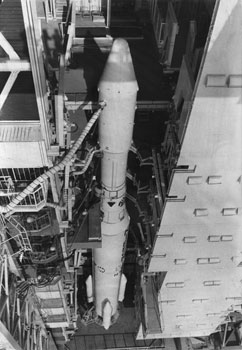 昭和５０年８月２３日、宇宙開発事業団は初の技術試験衛星を乗せて打ち上げる予定のＮロケット発射リハーサルを行った。紙面は「Ｎロケットを発射地点に起立、指令管制室では発射模擬時間に向けて、総合的チェックが行われた。全般的に良好で、打ち上げに向かって最後の詰めが行われることになった」と報じている。