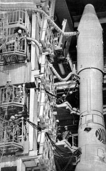 昭和５０年９月９日に宇宙開発事業団がＮロケットを打ち上げる。写真は人工衛星打ち上げに準備に忙しい技術者たち。紙面は「この打ち上げにはロケットが予定の軌道に乗り地上の追跡網と連携できるか、初の液体燃料を使っての打ち上げ、事業団が開発したエンジンの使用などの初の試みがある」と報じている。