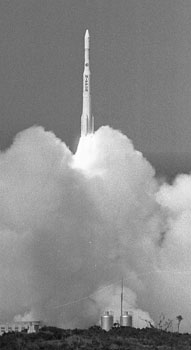 昭和５０年９月９日、種子島から初の人工衛星が誕生した。紙面は「種子島宇宙センターから技術試験衛星ＥＴＳ１を高度１０００キロ軌道に乗せる目的で我が国初の三段式ロケットを打ち上げた。ロケットはプログラム通り飛び、衛星も軌道に乗り、我が国７番目の人工衛星となった。また、秋の打ち上げにちなみ“きく”と名付けられ、実用衛星計画の第一歩を踏み出した」と報じている。