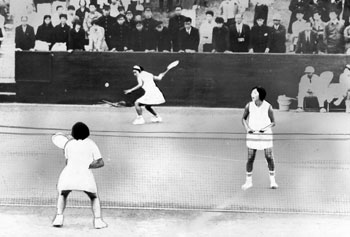 昭和４５年、第２５回秋季岩手国体第３日目、軟式庭球高校女子の指宿商業チームが広島チームを破り、国体初優勝を成しとげた。紙面では「決勝は両軍死力を尽くしての攻防となった。安定したストロークが強みの広島に対し、指宿商は変化球サーブと多彩な攻撃で対抗、粘る広島を振りきり勝利した」と報じている。