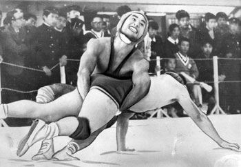 昭和４５年、秋季岩手国体第４日目、レスリングで高校６５キロ級、同８１キロ級、一般４８キロ級の３階級を制覇した。写真は高校６５キロ級決勝、鹿児島・平松（上）が青森・斉藤のバックを攻める場面。紙面は「この日はレスリング３階級制覇のほか、バレーなど５種目で決勝進出を果たし、各種目とも圧倒的な強さをみせ“みちのく”に鹿児島旋風をおこした」と報じている。