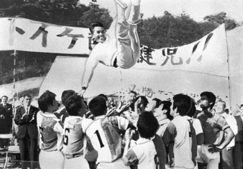昭和４５年、秋季岩手国体で最終日を前に優勝は団体３種目、個人６人、準優勝は団体３種目、個人２人。紙面は「これらの成績に『こげん勝ってヨカもんじゃろかい』と鮫島鹿県教育委員長が大声をあげ、役員団はどっと笑いくずれた。この日優勝を決めた男子ホッケー樋脇高（現川薩清修館）の選手たちも、北国の陰うつな空を吹き飛ばすように晴れやかだった。」と報じている。