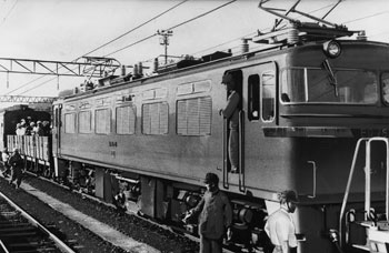 昭和４５年７月、国鉄鹿児島本線の電化時代の幕開けを告げる熊本－鹿児島間電化工事が完成。試運転列車第１号が出水駅に着いた。紙面は「電化工事は５４億円をかけて昭和４３年３月から着工し、これで鹿児島本線は全線電化、８月末までテストや練習運転を繰り返し、１０月１日から営業を始める」と報じている。