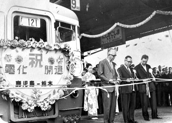 昭和４５年１０月１日、国鉄鹿児島本線は全線電化に衣替えし、新しい輸送体制でスタートした。紙面は「電化運転１番列車『かいもん1号』はあずき色とクリーム色のツートンカラー。発車式は西鹿児島駅４番ホームであった。知事らが紅白のテープにはさみを入れ、ばんざいの声の中を列車はスタートした」と報じている。