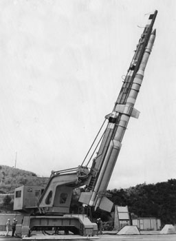 昭和４５年２月、東大宇宙航空研究所（現ＪＡＸＡ）は７日、ラムダ４Ｓ型５号ロケットの実験は１０日以降に延期すると発表。紙面は「ラムダ４Ｓ型５号機は過去の失敗から改良を加え、初の国産人工衛星実験に５度目の挑戦をする。総合最終テストはすべて順調。あとは天候待ちの状態となった」と報じている。