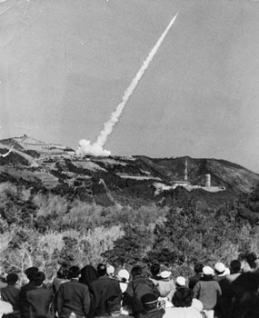 昭和４５年２月１１日、東大宇宙航空研究所（現ＪＡＸＡ）はラムダ４Ｓ型５号ロケット打ち上げに成功。初の国産人工衛星が誕生した。名前は大隅半島の名をとって「おおすみ」と命名された。紙面は「衛星打ち上げ過去４回の失敗を見事に克服しての快挙。日本は自力で衛星を開発した４番目の国になった」と報じている。