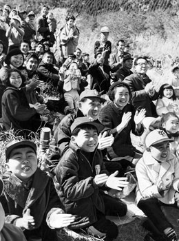 昭和４５年２月１１日、日本初の人工衛星が誕生し、宮原大地では一般見学者たちの喜びがウズまいた。紙面は「この日は遠くは静岡、他各県からたくさんの見学者が訪れた。ロケットが飛び立つと見学者たちは青空にぐんぐん突き進むロケットの行方をいつまでも、興奮したおももちで見守っていた」と報じている。
