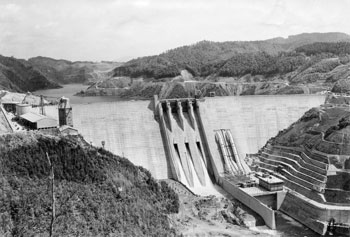 昭和４０年４月、放水を始めた鶴田ダム。当時の紙面は「治水と発電の多目的ダムとして建設省が建設したダムがついに完成。大きな洪水被害をもたらした『あばれん坊』の川内川に手をやいていた流域県民は、多年の悲願を達成でき、喜びをかみしめていた」と伝えている。