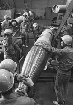 昭和４０年３月、東京大学ロケット実験班が内之浦町（現肝付町）から打ち上げたラムダ３型３号機の頭部。「同機は“銀河Ｘ線”などの測定に成功。発射後、高度１６０キロで観測器から２本の触角が飛び出し、電離層、放射線などの貴重なデータを地上に伝えてきた」と紙面は報じている。