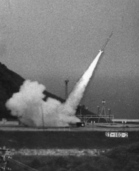 昭和４０年７月、東京大学ロケット実験班が内之浦町（現肝付町）の実験場からＳＴ１６０型２号機を打ち上げた。紙面によると「将来、衛星を軌道に乗せる際の自動制御法になる『ロケットに回転をつけること』が目的。予定通り１秒間に３回転し、“人工衛星基礎実験”は成功した」と伝えている。
