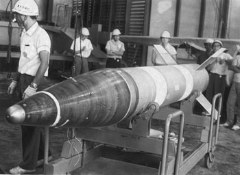 昭和４０年８月、東京大学宇宙航空研究所は内之浦町（現肝付町）の実験場からカッパ１０Ｓ型１号機を打ち上げ、成功した。紙面は「メーンロケットに積まれた球型ロケットは高度７４２キロメートルに達し、衛星開発の基礎データを得た。発射後の会見には東大教授陣がずらりと並び、喜びの色を隠せなかった」と報じている。