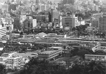 昭和６０年１月、再開発前の鹿児島市の西鹿児島駅（現鹿児島中央駅）周辺。紙面は「第一次オイルショック以後、観光客らの足が遠のき、さびれるばかりだった西駅地区にとって、新幹線は“救世主”となりうる。駅ビル建設を核とした西駅周辺再開発構想以上に、新幹線乗り入れに大きな期待を寄せている」と伝えている。