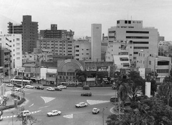 昭和６２年２月、再開発へ動き出す西鹿児島駅（現鹿児島中央駅）東口十番街区。紙面によると同地区はパチンコ店や飲食店などが密集する一角で、広さは約４３００平方メートル。「モデルプランでは地上８階、地下１～３階の再開発ビルの建設が考えられているが、今後の基本調査などで煮詰める」と伝えている。