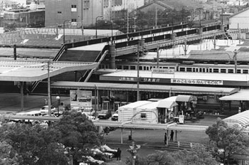 昭和６３年４月、西鹿児島駅（現鹿児島中央駅）構内にできた自由通路。紙面によると、鉄筋コンクリート鉄骨造りで幅１０メートル、長さ１４０メートル、高さ７メートル。「新幹線西鹿児島駅周辺環境整備事業の一環で建設が進められた。この通路は将来、新幹線が乗り入れた際のコンコースになる」と報じた。