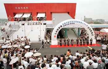 平成８年６月、開業したＪＲ西鹿児島（現鹿児島中央）駅新駅舎。紙面によると同駅は平成４年１０月に着工。「新しい鹿児島の陸の玄関口が華々しくオープンした。式典には県などの関係者約３００人が出席、鹿児島県悲願の九州新幹線の第一歩を祝った」と報じている。