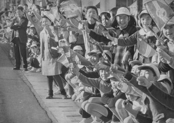 昭和４６年２月１３日、鹿児島市谷山中継点。紙面は「小学校の児童たちは全選手にえこひいきなく声援」と伝えている。