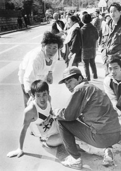 大会３日目の昭和４６年２月１５日、大口市（現伊佐市）西太良。当時の紙面は「大島・岡江選手は、倒れながらタスキを渡した和田選手へ祈るようなまなざしを向け続けた」と伝える。