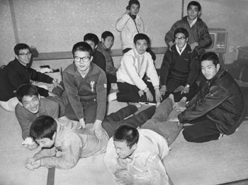 昭和４６年２月１５日、大会３日目を終えた日当山の熊毛宿舎。「互いにマッサージをしながら談笑するひとときは緊張がとける」と紙面は伝える。