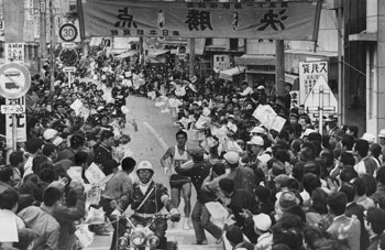 昭和４７年２月１２日、第１９回県下一周駅伝第１日は混戦を制した日置が日間優勝を果たした。写真は大勢の観衆が詰め掛けた加世田駅前。