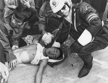 第１９回大会３日目の昭和４７年２月１４日、隼人町（現霧島市）日当山。転倒した選手にとっさの介抱をする白バイ警察官。