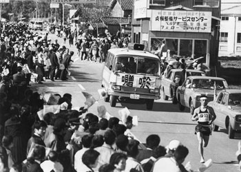 昭和４７年２月１５日、第１９回県下一周駅伝第４日。財部町（現曽於市）を初めて駅伝が走った。町民２０００人の大声援を受け、地元曽於チームがトップで中継点に到着すると、花火が上がり「まるでゴールに飛び込んだような騒ぎ」。
