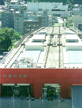 平成１２年８月、西鹿児島（現鹿児島中央）駅と薩摩田上トンネルをつなぐ高架橋工事が進む。当時の紙面は「九州新幹線鹿児島ルートの建設はトンネル部分の工事が先行する形で始まったが、昨年から地上部分へ移り、工事が本格化。開通近しを実感できる状況になってきた」と伝えた。。