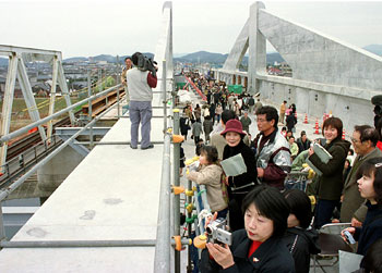 平成１４年１月、九州新幹線鹿児島ルート新八代－西鹿児島間で最長の川内市（現薩摩川内市）、川内川の橋りょうがつながり、連結式が行われた。「長さは３３８メートルで１９９９（平成１１）年１１月に着工し、総工費は約４６億円。式は一般にも公開され、大勢の市民が集まった」と紙面は伝えている。