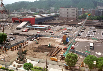 平成１４年８月、西鹿児島（現鹿児島中央）駅ビルの基本計画をＪＲ九州が発表した。当時の紙面は「地下１階、地上７階の複合商業施設で、屋上に直径６０メートルの観覧車を設置。駅舎右側の駐車場部分（写真）に建設される」と報じている。