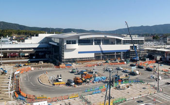 平成１５年、駅舎工事が終わり、駅前広場の整備が進む川内駅（現薩摩川内市）。紙面によると「九州新幹線部分開業まで、１２月４日であと１００日となった。同駅など新幹線停車駅では広場や駐車場、周辺アクセス道路の整備が進み、施設面の開業準備最終段階に入っている」という。