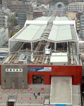 平成１６年３月１１日、開業を間近に控え、オープンを待つ鹿児島中央（西鹿児島）駅。「九州新幹線の鹿児島中央－新八代は１３日に開業する。長年親しまれてきた西鹿児島駅の名称は鹿児島中央駅に変わり、鹿児島の鉄道交通は新時代を迎える」と紙面は報じた。