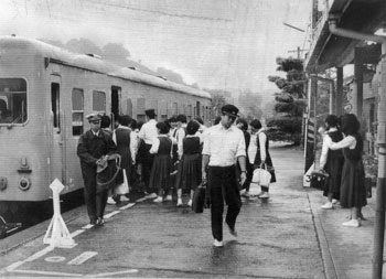 昭和６１年６月５日、国鉄（現ＪＲ）宮之城線がバスに転換されることが決まった。紙面は「沿線は来るものがきたというあきらめと、今後を案じる声が走った。レールを頼りに生活する、通学生やお年寄りへの影響はさけられない」と報じている。