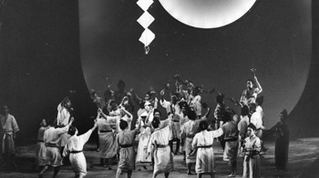 昭和５６年１０月１３日、旗上げして１０周年を迎えた鹿児島オペラ協会の初めての東京公演が新宿文化センターで行われた。紙面では「新宿文化センター大ホールに、万雷の拍手がわいた。それは、火のように、嵐のように、鳴りやまない。カーテンコールがくり返され、感動と興奮の波が渦巻いている」と公演の大盛況ぶりを報じている。