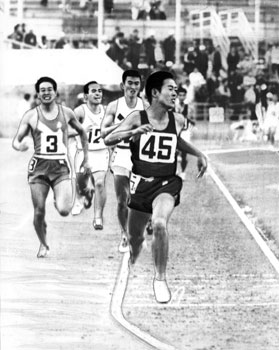 昭和４６年１０月、和歌山国体第４日目、陸上で浜田（鹿中央教）が高校教員１５００ｍで長崎、岩手、和歌山と国体三連勝を飾った。紙面は「浜田は一周目を中位につけ、二周目でトップを奪う。最後の一周の第三コーナーまでピタリとつけられるが、ラストスパートをかけ、２位以下を１０メートル近く離し、ゴールした」と報じている。