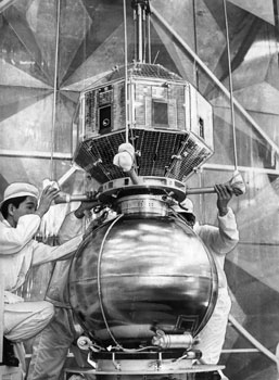 昭和４６年９月１３日、科学衛星第一号を目指して準備を進めている東大宇宙空間観測所で衛星（ＭＳ－Ｆ２）と４段目ロケットの結合作業が行われた。紙面は「科学衛星を打ち上げるミュー４Ｓ型３号機は３段目まで組み立てており、１４日に３段目と４段目を結合する。ミューロケットは１７日リハーサルのあと、２０日に打ち上げられる」と報じている。