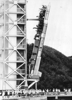 昭和４６年９月、日本初の本格的科学衛星を目指す、東京大学宇宙航空研究所のミュー４Ｓ型３号機は、２０日午後１時、肝付郡内之浦町の実験場から打ち上げられる。写真は発射角77.5度にセットされたＭ４Ｓ－３号機。紙面は「入念なリハーサルを行い、大したトラブルもなく打ち上げ準備は順調、“衛星 成功”へ自信を深めている」と報じている。