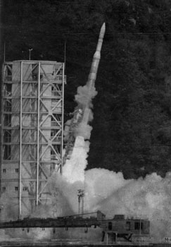 昭和４６年９月２８日、東京大学宇宙航空研究所は内之浦町の実験場から、初の国産科学衛星をめざすミュー４Ｓ型３号機を打ち上げ成功した。紙面は「ミューロケットはオレンジ色の炎とすさまじいごう音を台地にたたきつけながらぐんぐん上昇、あっという間に台地のかなたに突き進んでいった」と伝えている。